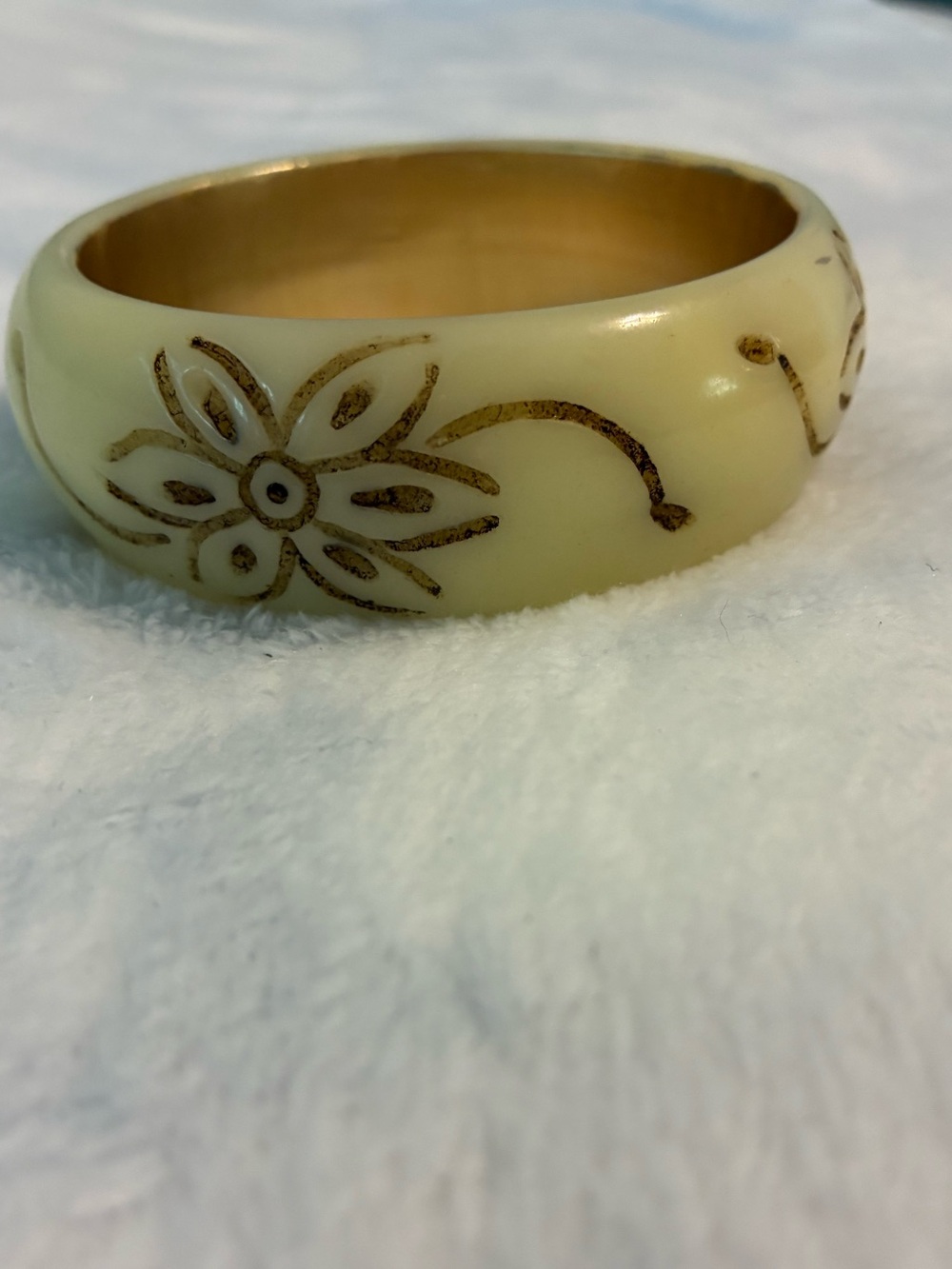 Vintage Floral Carved Cream Resin Bangle Bracelet